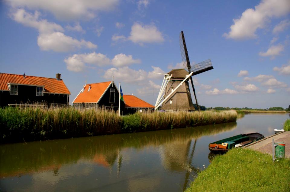 graanmolen de otter buitenaanzicht met blauwe lucht